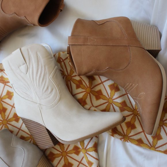 🚨ON SALE🚨// Beige western style boot vegan soft leather - Picture 4 of 17